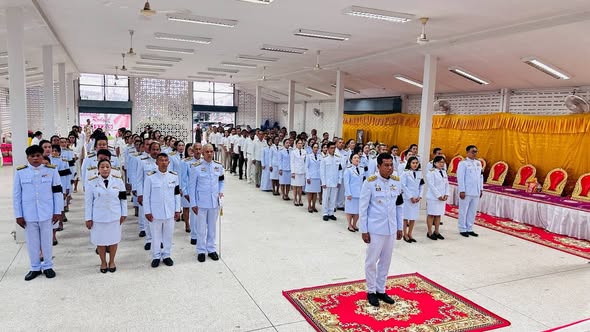 ร่วมพิธีถวายความเคารพพระบรมฉายาลักษณ์ และวางพวงมาลาเบื้องหน้าพระบรมฉายาลักษณ์ พระบาทสมเด็จพระมงกุฏเกล้าเจ้าอยู่หัว และถวายความเคารพพระบรมฉายาลักษณ์ และวางพานพุ่มดอกไม้ถวายสักการะ สมเด็จพระเจ้าภคินีเธอ เจ้าฟ้าเพชรรัตนราชสุดา สิริโสภาพัณณวดี